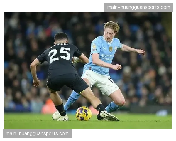 特写:阿提哈德球场,德布劳内助攻后向瓜迪奥拉做出的战术手势 特写:阿提哈德球场,德布劳内助攻后向瓜迪奥拉做出的战术手势