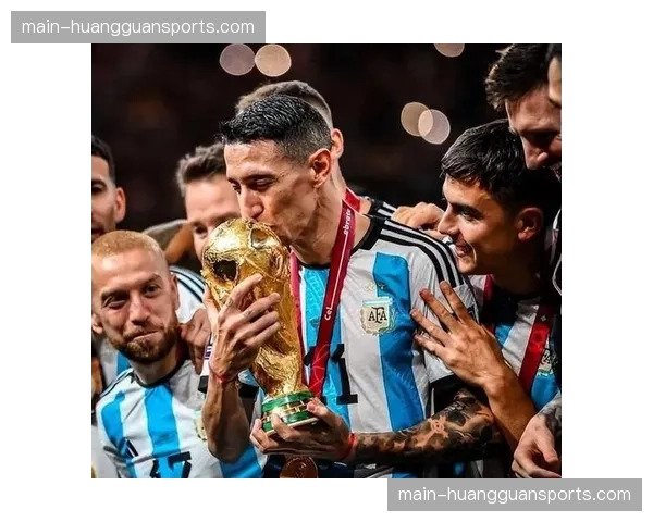 梅西替补席凝视美洲杯奖杯，赛后与迪马利亚相拥落泪的经典时刻回顾